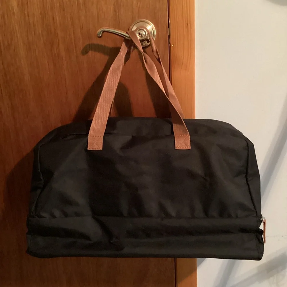 Duffle 🆕 weekender bag, separate zippered open bottom, black bag w/ brown straps